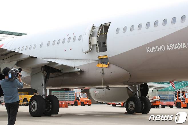 26일 오전 제주에서 대구로 향하던 아시아나 항공기에서 30대 남성이 착륙 전 대구공항 상공에서 비상문을 강제개방하는 사고가 발생해 일부 승객이 병원으로 이송돼 치료를 받고 있다. 이날 오후 비상문이 개방된 채 대구공항에 착륙한 항공기가 계류장에 대기하고 있다. 2023.5.26/뉴스1 ⓒ News1 공정식 기자