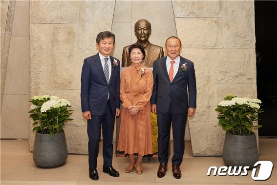 26일 서울 강남구 삼성동 아이파크타워 포니정홀에서 열린 ‘제17회 포니정 혁신상’ 시상식. (왼쪽부터) 정몽규 포니정재단 이사장, 故 정세영 HDC그룹(前 현대산업개발) 명예회장의 부인 박영자 여사, 박항서 前 베트남 남자축구 국가대표팀 감독(재단 제공). 2023. 5. 26.