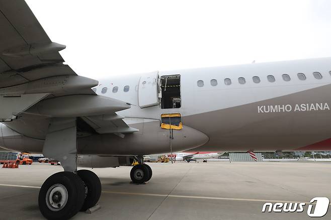 26일 오전 제주에서 대구로 향하던 아시아나 항공기에서 30대 남성이 착륙 전 대구공항 상공에서 비상문을 강제개방하는 사고가 발생해 일부 탑승객이 병원으로 이송돼 치료를 받고 있다. 이날 오후 비상문이 개방된 채 대구공항에 착륙한 항공기가 사고 관련 조사를 위해 계류장에 대기하고 있다. 2023.5.26/뉴스1 ⓒ News1 공정식 기자