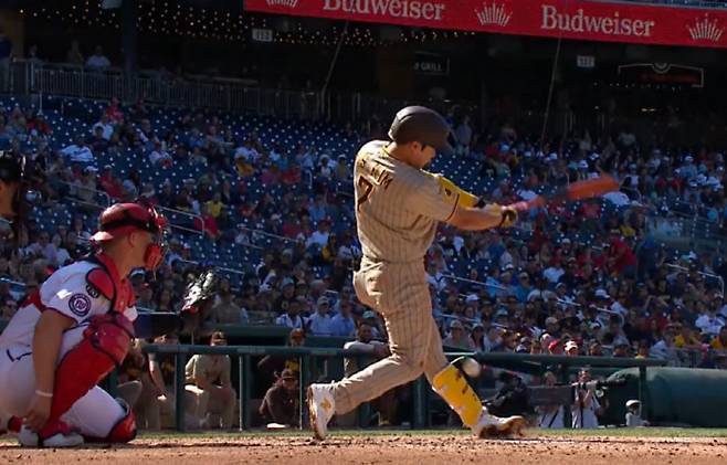 김하성이 친 파울 타구가 왼 무릎을 강타하고 있다. 사진=MLB.TV 캡처