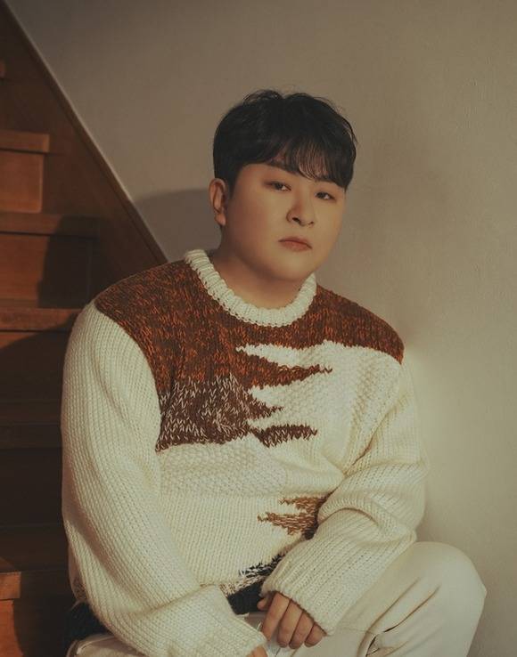 허각은 '물론'에 이어 최근 '운다 운다'를 발표했다. 절제 속에서 감정을 피워낸 '물론'과 달리 '운다 운다'에서는 보컬의 기량을 마음껏 펼쳐 보인다. /빅플래닛메이드엔터 제공