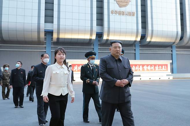 북한 김정은이 딸 김주애와 함께 국가우주개발국을 현지지도했다고 노동신문이 17일 보도했다./노동신문 뉴스1