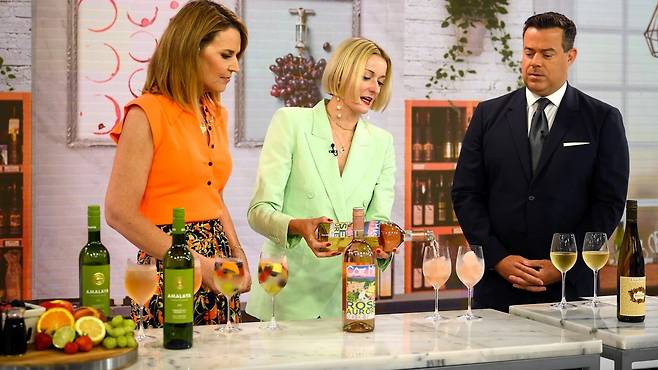 바네사 프라이스(가운데) 소믈리에가 미국 NBC 아침방송 투데이쇼(Today Show)에 출연해 와인을 소개하며 잔을 채우고 있다. /바네사 프라이스 제공