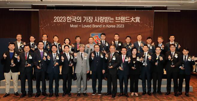 5월 24일 서울 가든호텔에서 조선비즈가 주최한 '2023 한국의 가장 사랑받는 브랜드 대상' 시상식에서 수상자들이 기념촬영을 하고 있다./조선비즈