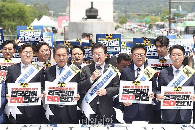 이재명 더불어민주당 대표가 26일 오전 서울 세종대로 광화문광장 이순신 장군 동상 앞에서 열린 더불어민주당 후쿠시마 원전 오염수 해양투기 및 수산물 수입 반대 국민서명운동 발대식에서 발언을 하고 있다. ⓒ데일리안 홍금표 기자