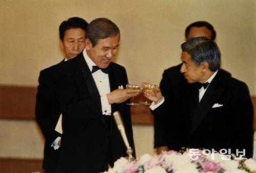 1990년 5월 왕궁 만찬석상에서 아키히토 일왕(오른쪽)이 “귀국의 국민이 맛본 고통을 생각하니 통석의 염을 금할 수 없다”며 한일 과거사에 대해 유감을 표한 뒤 노태우 당시 대통령에게 건배를 제의하고 있다. 동아일보DB