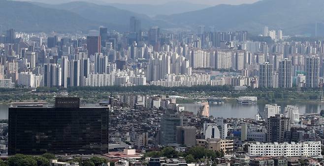 서울 중구 남산에서 바라본 아파트 단지. 사진=뉴스1