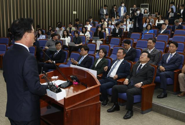 이재명 더불어민주당 대표와 최고위원 등이 25일 국회에서 열린 의원총회에서 박광온 원내대표의 발언을 듣고 있다. 뉴스1