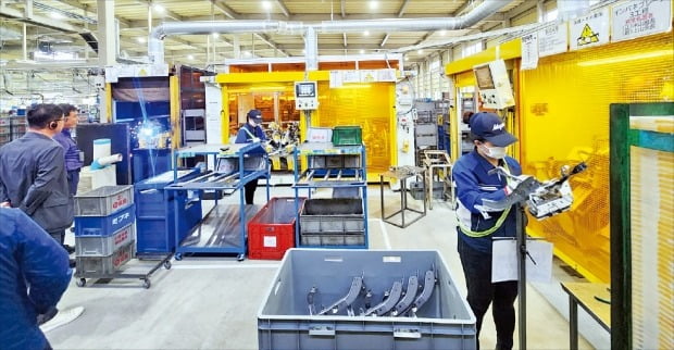 일본 도요타의 2차 협력사인 미후네 직원이 지난 18일 미니밴 알파드의 차체 부품을 만들고 있다.   /도요타=배성수 기자