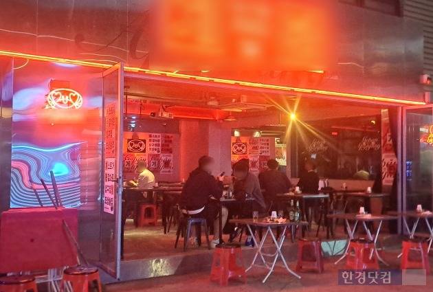 압구정로데오에서 사람이 몰리기로 유명한 '헌팅 포차'가 비교적 한산한 모습. /사진=김세린 기자