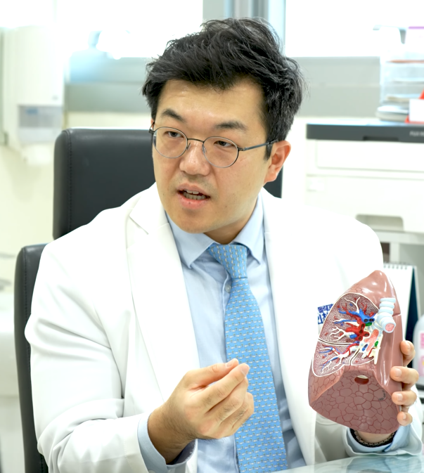 김경훈 가톨릭대 인천성모병원 호흡기내과 교수가 폐 모형을 들고 환자에게 간질성 폐질환에 대해 설명하고 있다. 인천성모병원 제공
