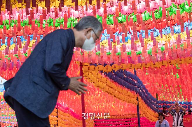 부처님 오신 날을 하루 앞둔 26일 서울 종로구 조계사에 연등이 설치돼 있다. 성동훈 기자