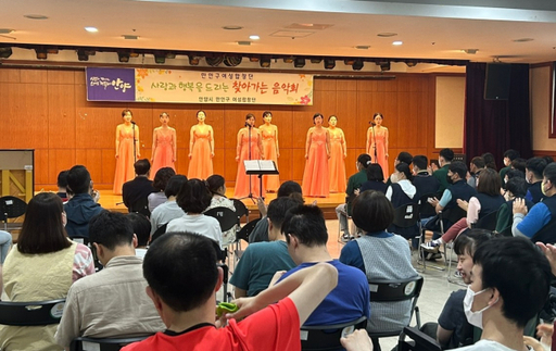 안양시만안구여성합창단이 25일 수리장애인종합복지관에서 찾아가는 행복 음악회를 개최했다. 안양시 제공