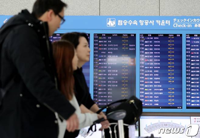 (인천공항=뉴스1) 장수영 기자 = 대중교통 이용시 마스크 착용 의무가 해제된 20일 인천국제공항 제1터미널을 찾은 여행객들이 분주하게 이동하고 있다. 2023.3.20/뉴스1  Copyright (C) 뉴스1. All rights reserved. 무단 전재 및 재배포 금지.