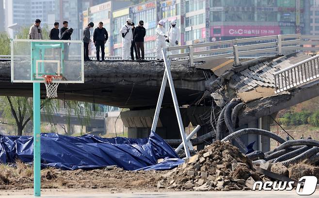 (성남=뉴스1) 구윤성 기자 = 경찰 과학수사대와 국립과학수사연구원 등 관계자들이 7일 오전 경기도 성남시 분당 정자교 붕괴사고 현장에서 합동 현장감식을 하고 있다. 2023.4.7/뉴스1  Copyright (C) 뉴스1. All rights reserved. 무단 전재 및 재배포 금지.