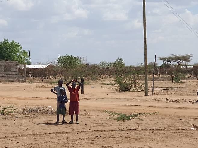 지난해 12월 케냐 투르카나주의 나크와메키 마을에서 어린 아이들이 취재진을 향해 하트를 보내고 있다. [케냐=외교부 공동취재단]