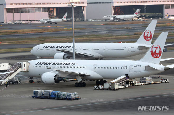 [도쿄=AP/뉴시스]일본 도쿄 하네다 공항 활주로에 계류중인 일본항공(JAL) 비행기들. 2023.05.26.