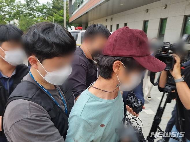 [서울=뉴시스]동거하던 40대 여성을 흉기로 찔러 살해하고 차에 태워 도주했다가 긴급체포된 30대 남성이 26일 서울 금천경찰서로 들어서고 있다. 2023.5.26. photo@newsis.com