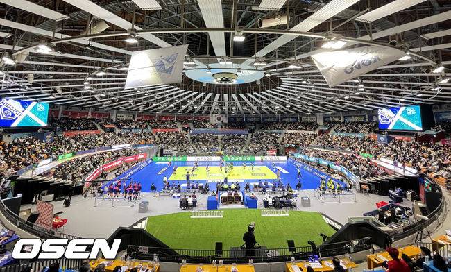 [OSEN=수원, 최규한 기자] 7일 오후 경기도 수원실내체육관에서 ‘도드람 2022-2023 V리그’ 여자부 현대건설과 흥국생명의 경기가 열렸다.2세트, 매진을 기록한 수원체육관에서 관중들이 선수들의 플레이를 즐기고 있다. 2023.02.07 / dreamer@osen.co.kr