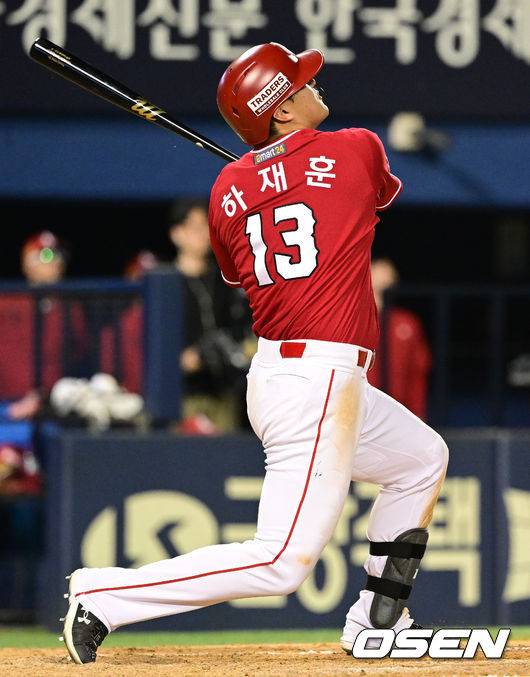 [OSEN=잠실, 김성락 기자] 26일 오후 서울 송파구 잠실야구장에서 2023 신한은행 SOL KBO리그 두산 베어스와 SSG 랜더스의 경기가 열렸다.9회초 2사 1, 2루 SSG 하재훈이 3점 홈런을 날리고 있다. 2023.05.26 /ksl0919@osen.co.kr