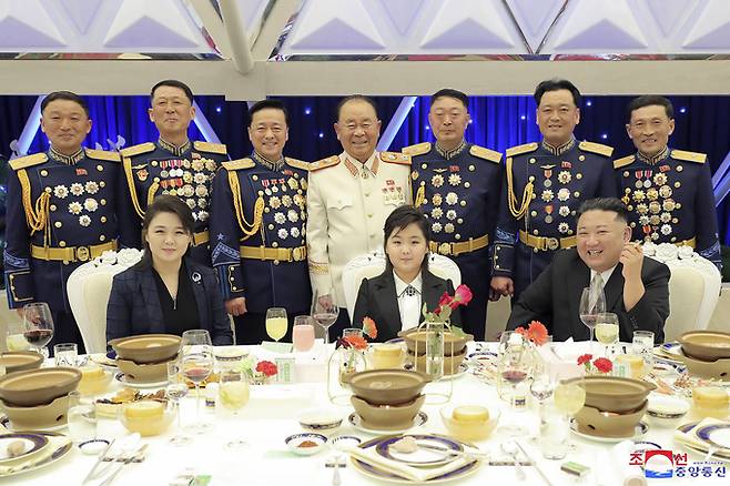 지난 2월 7일 열린 북한 건군절 전야 기념연회에서 김정은 북한 국무위원장 부부의 딸 김주애가 가운데 자리에 앉아 군 장성들과 사진을 찍은 모습. 조선중앙통신·뉴시스