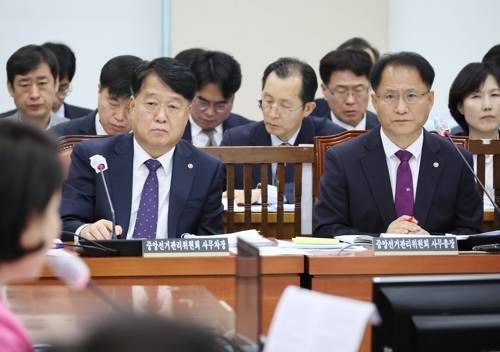 자녀특혜 채용 의혹으로 사퇴한 선관위 사무총장과 사무차장 - 지난 16일 국회에서 열린 행정안전위원회 전체회의에서 박찬진(오른쪽) 중앙선거관리위원회 사무총장과 송봉섭 사무차장이 국민의힘 조은희 의원으로부터 자녀특혜 채용 의혹과 관련한 질의를 받고 있다. 연합뉴스