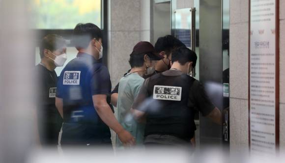 금천경찰서로 압송된 동거녀 살해 피의자 - 14살 연상 동거녀를 살해한 혐의를 받는 피의자 30대 남성 A씨가 26일 서울 금천구 금천경찰서로 압송되고 있다.  2023.5.26 뉴스1