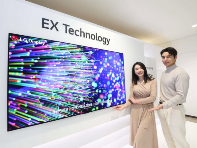 LG디스플레이 모델이 EX 테크놀로지가 적용된 OLED TV 패널을 소개하고 있다. 사진 제공=LG디스플레이