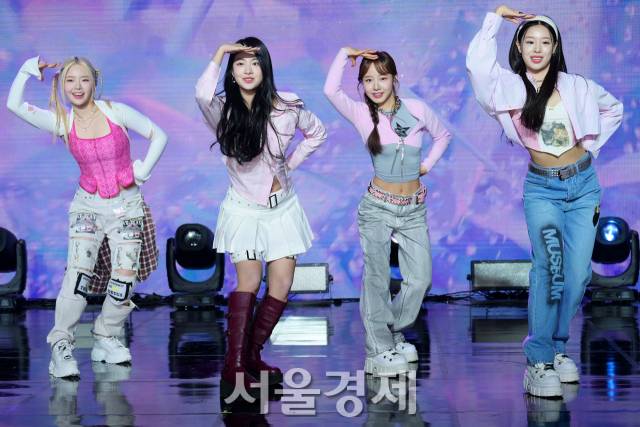 그룹 피프티 피프티(FIFTY FIFTY)가 지난 13일 오후 서울 강남구 일지아트홀에서 열린 기자간담회에서 타이틀곡 무대를 선보이고 있다. / 사진=김규빈 기자