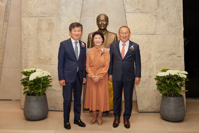 26일 ‘제17회 포니정 혁신상’ 시상식에서 수상한 박항서(오른쪽) 전 베트남 남자축구 국가대표팀 감독이 정몽규(왼쪽) 포니정재단 이사장과 고(故) 정세영 HDC그룹 명예회장의 부인인 박영자 씨와 기념 촬영을 하고 있다. 사진 제공=HDC현대산업개발