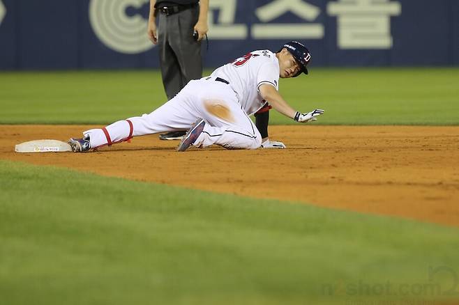 ▲ 양의지는 정강이 타박상에도 2루까지 가는 투혼을 보였다. ⓒ두산 베어스