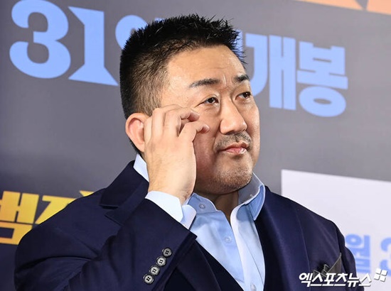 Actor Ma Dong-Seok recalled the past when he suffered a dizzying injury and his whole body was injured.Ma Dong-Seok, who is about to release the movie The Outlaws3 (director Lee Sang-yong) on the 31st, recently confessed his passion for acting through an interview in Samcheong-dong, Jongno-gu, Seoul.Ma Dong-Seok is giving the audience a sense of exhilaration with his striking action acting using the Fitness Boxing technology that Jasin learned in various movies starring Jasin from The Outlaws released in 2017 to The Outlaws2 last year.On this day, Ma Dong-Seok said, I am worried about the risk of injury due to the Fitness Boxing Action and Action acting by Ma Seokdo in the works including The Outlaws3. If I tell you a long story, I think I have had a lot of bad luck since I was a child. I started Fitness Boxing when I was a junior high school student and continued to work out to be a Fitness Boxing player. I had a part-time job, but I was seriously injured in a motorcycle accident in winter.That was my first crisis, and after I immigrated to the U.S., I did things like cleaning buildings and washing dishes in restaurants, but my shoulder and arm, which were injured at the time, got stuck on the railing, so I had surgery again. I was frustrated when I tried to keep doing Fitness Boxing.I came back to Korea and worked as an actor, but I could not avoid the risk of injury.Ma Dong-Seok said, I went abroad to shoot, and the building collapsed and fell 6m down. The vertebrae, shoulders, chest bones, and ankles were broken. The doctor said that I was born with a strong bone.If not, I might have been paralyzed under my chest after suffering such an injury. Ma Dong-Seok said, I have to rehabilitate for a lifetime, but I often do not get timely rehabilitation and physical therapy due to busy shooting schedules going back and forth between Korea and overseas. So 300 days out of 365 days a year I feel sick.I hear the story of Why do you do this? It may seem foolish from the outside, but I am trying to accept it because it is my job and life. Photo = DB, PlusM Entertainment