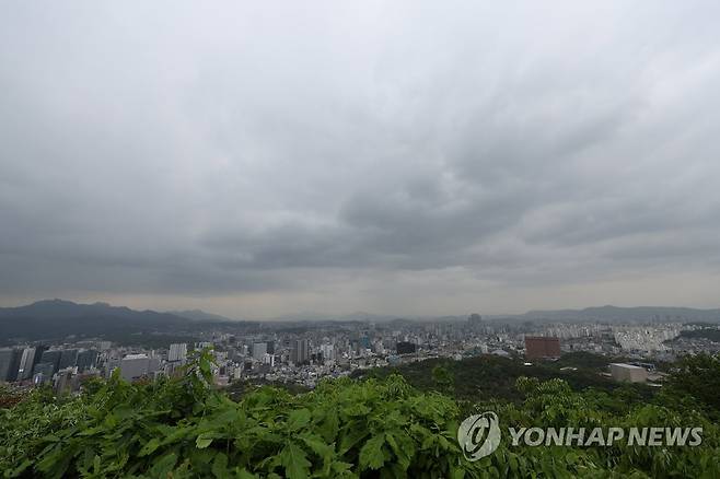 오늘 날씨 흐림 (서울=연합뉴스) 박동주 기자 = 전국이 흐리고 비가 내린 25일 오전 남산에서 바라본 하늘. 2023.4.25 pdj6635@yna.co.kr