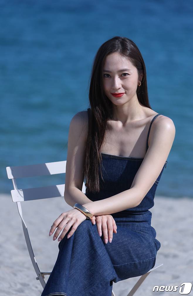 베우 정수정(크리스탈)이 26일 오후(현지시간) 프랑스 남부 소도시 칸 팔레 데 페스티발(Palais des Festival) 영화진흥위원회 부스에서 국내 취재진 대상으로 열린 영화 '거미집' 라운드 인터뷰에 참석해 사진 촬영을 하고 있다. 2023.5.27/뉴스1 ⓒ 뉴스1 이준성 기자