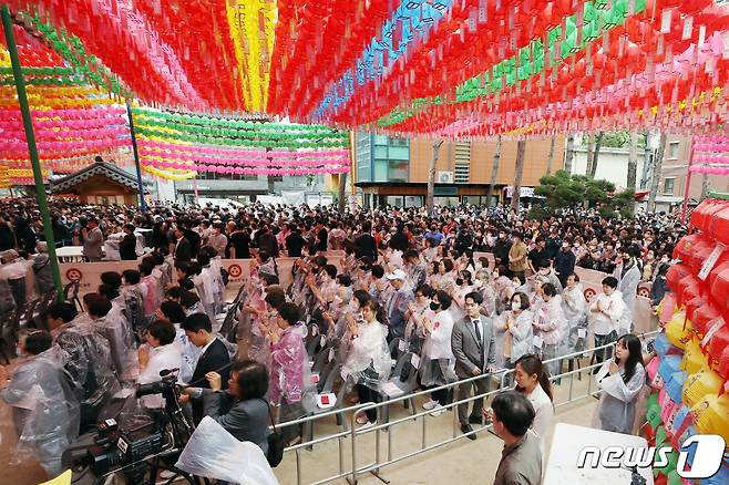 27일 오전 서울 종로구 조계사에서 열린 불기 2567년 부처님오신날 봉축법요식을 찾은 불자들이 합장을 하고 있다. 2023.5.27/뉴스1 ⓒ News1 민경석 기자