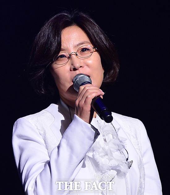 가수 이선희가 횡령 혐의로 경찰 소환 조사를 받았다. /더팩트 DB