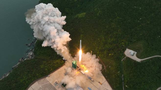 한국형 우주발사체 누리호(KSLV-Ⅱ)가 25일 오후 전남 고흥군 나로우주센터에서 발사되고 있다. 누리호는 2021년 10월21일 1차, 2022년 6월21일 2차 발사가 이뤄졌다. 1, 2차 발사가 성능 검증을 위한 목적이었다면 이번 3차 발사는 처음으로 실용 위성을 우주로 데려가는 실전이다. 이번에 실려 가는 위성은 차세대소형위성 2호(카이스트 인공위성연구소), 도요샛 4기(천문연), LUMIR-T1(루미르), JAC(져스텍), KSAT3U(카이로스페이스) 등 총 8개다. /항공우주연구원 제공