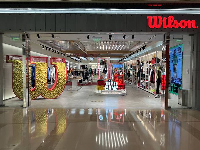 중국 베이징 싼리툰 타이쿠리 쇼핑몰의 윌슨(Wilson) 매장. 중국 안타스포츠는 2019년 윌슨 브랜드를 보유한 핀란드 아머스포츠를 46억 유로(약 6조5400억 원)에 인수했다. /베이징=김남희 특파원
