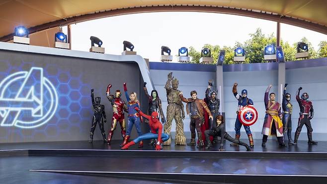 마블의 어벤져스 군단이 초대형 LED 스크린이 있는 무대에서 포즈를 취하고 있다. 홍콩관광청 제공