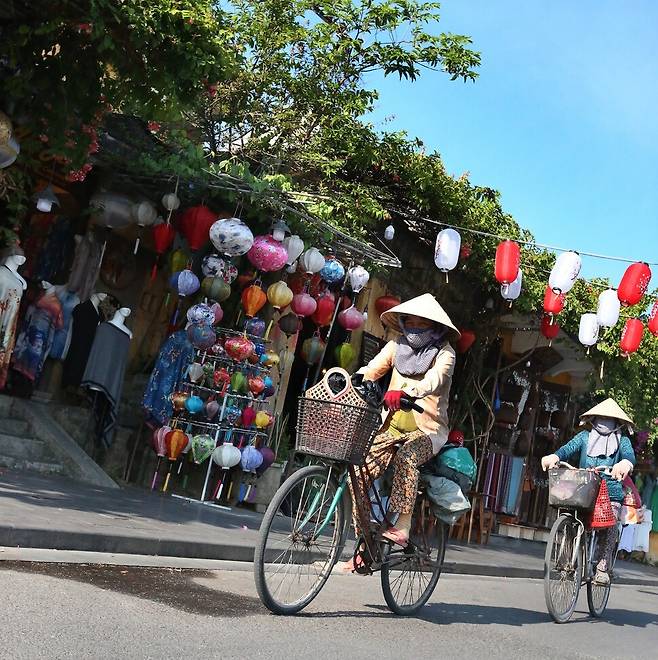 베트남 중부에 위치한 호이안은 ‘옛 거리’가 1999년 유네스코 세계문화유산에 등재되는 등 옛 정취가 매력적인 도시다. 자전거로 ‘옛 거리’를 지나는 현지인의 모습이 이국적이다. 박미향 기자