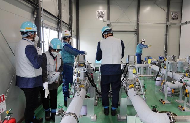 외교부가 26일 후쿠시마 원전 오염수 전문가 현장 시찰단이 후쿠시마 제1원전을 현장 시찰한 사진을 공개했다. 시찰단은 지난 21일부터 26일까지 5박 6일간 후쿠시마 원전 오염수 해양 방류의 안전성을 점검했다. (도쿄전력 제공) 뉴시스