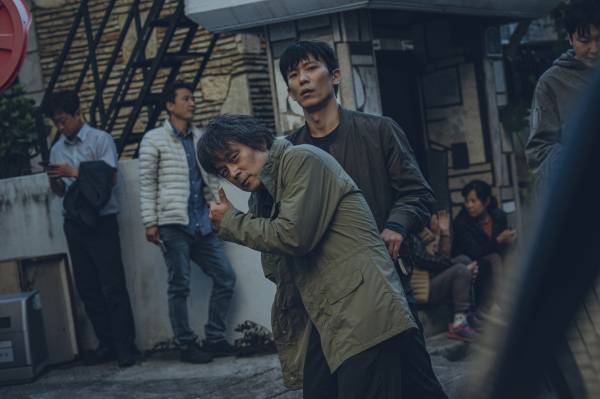 '미끼' 촬영 현장에서 백승익(오른쪽). (사진=쿠팡플레이 제공)