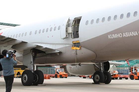 26일 오전 제주에서 대구로 향하던 아시아나 항공기에서 30대 남성이 착륙 전 대구공항 상공에서 비상문을 강제개방하는 사고가 발생해 일부 승객이 병원으로 이송돼 치료를 받고 있다. 이날 오후 비상문이 개방된 채 대구공항에 착륙한 항공기가 계류장에 대기하고 있다. 뉴스1