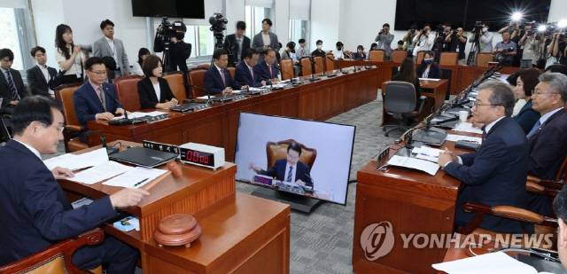 ▲ 지난 17일 국회 윤리특위에서 변재일 위원장이 의사봉을 두드리고 있다. 이날 오전 민주당은 김남국 의원에 대한 윤리특위 제소를 결정했다. (연합뉴스)