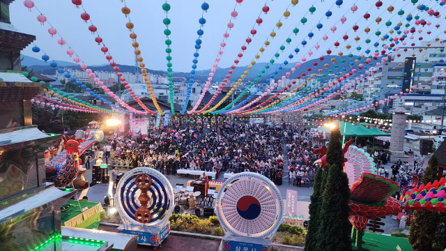 ▲ 춘천 삼운사는 지난 26일 경내에서 봉축점등식 및 산사음악회를 열었다