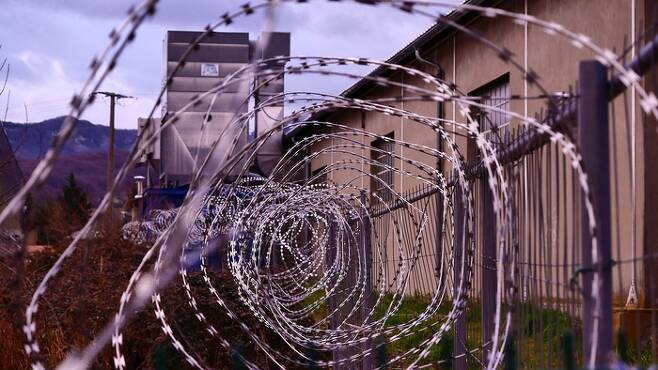 감옥의 철조망 이미지. 언스플래시
