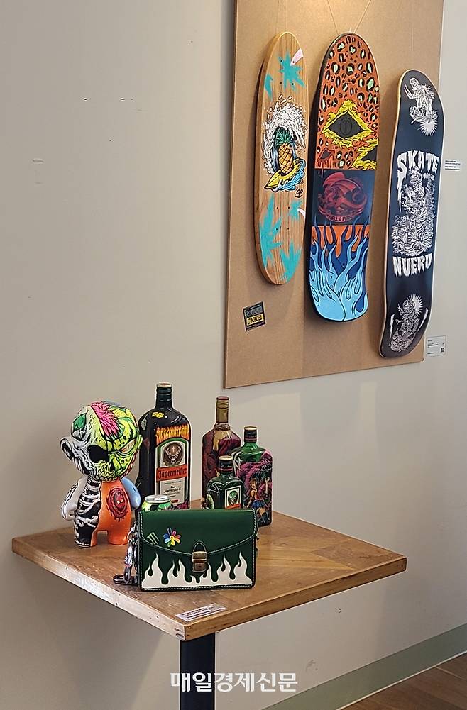 코끼리베이글 매장에 전시된 미술작가들의 작품들. <신수현 기자>