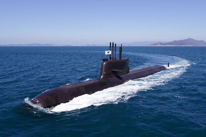 해군의 두 번째 3000t급 잠수함발사탄도미사일(SLBM) 잠수함 ‘안무함’이 함교에 태극기를 내걸고 해상에서 시운전을 하고 있다.
