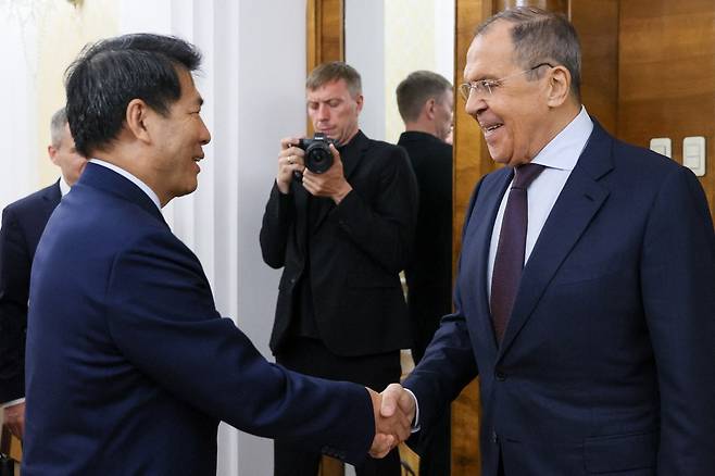 26일(현지시간) 러시아 모스크바에서 세르게이 라브로프(오른쪽) 러시아 외무부 장관과 리후이(왼쪽) 중국 유라시아 사무특별대표가 만나 악수하고 있다. /AFPBBNews=뉴스1
