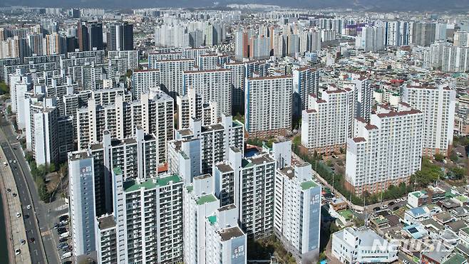 [대구=뉴시스] 이무열 기자 = 국토교통부가 30일 발표한 ‘2월 주택통계’ 자료를 보면 전국 아파트 미분양은 7만5438가구로, 전월(7만5359가구) 보다 0.1%(79가구) 늘었다. 미분양이 일시적으로 증가해도 일정 기간이 지나면 해소되던 과거와 달리 미분양은 지난해 5월(2만7000가구) 이후 9개월 연속 증가세를 유지하고 있다. 특히 대구는 1만3987가구로 여전히 지방에서 미분양 물량이 가장 많다. 사진은 30일 대구 도심 아파트의 모습. 2023.03.30. lmy@newsis.com